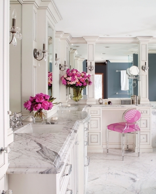 BAÑOS GRANDES - Decoración con glamour en blanco y rosa - Decoractual