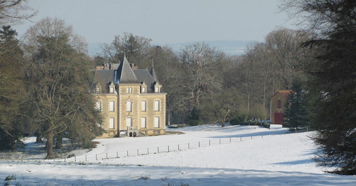 TISOTIT Chateau in the Snow Wallpaper