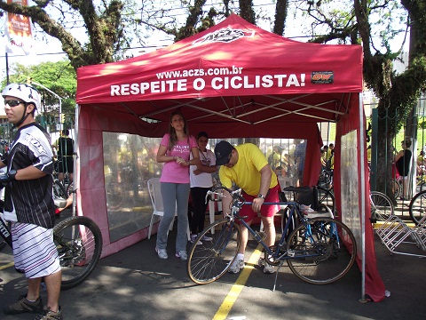 Barraca da ACZS com a frase "Respeite o Ciclista!"