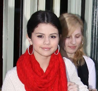 How To Makeup Like Selena Gomez - The Natural Look