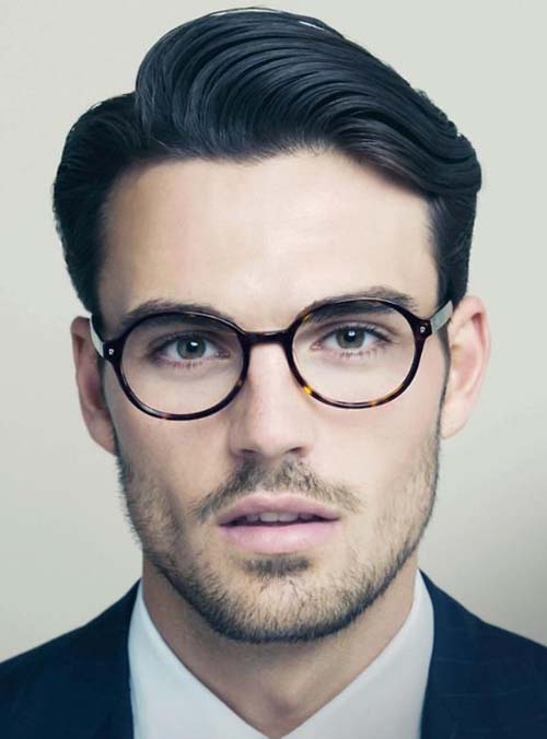 Potongan rambut pria selanjutnya adalah model gaya rambut yang namanya slicked back, dimana gaya rambut pria jenis ini sangat cocok sekali untuk para kaum