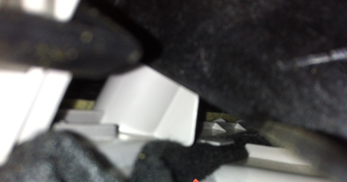 eager0 Stuck Glove Box Door on a 2005 Volvo S40