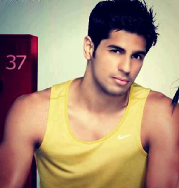 Hot Body Shirtless Indian Bollywood Model & Actor: Siddharth Malhotra