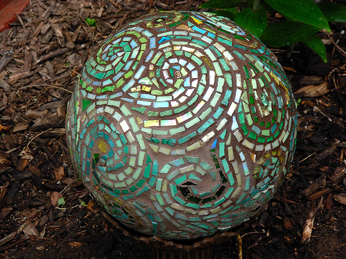 Ornamentos del jardín invaden