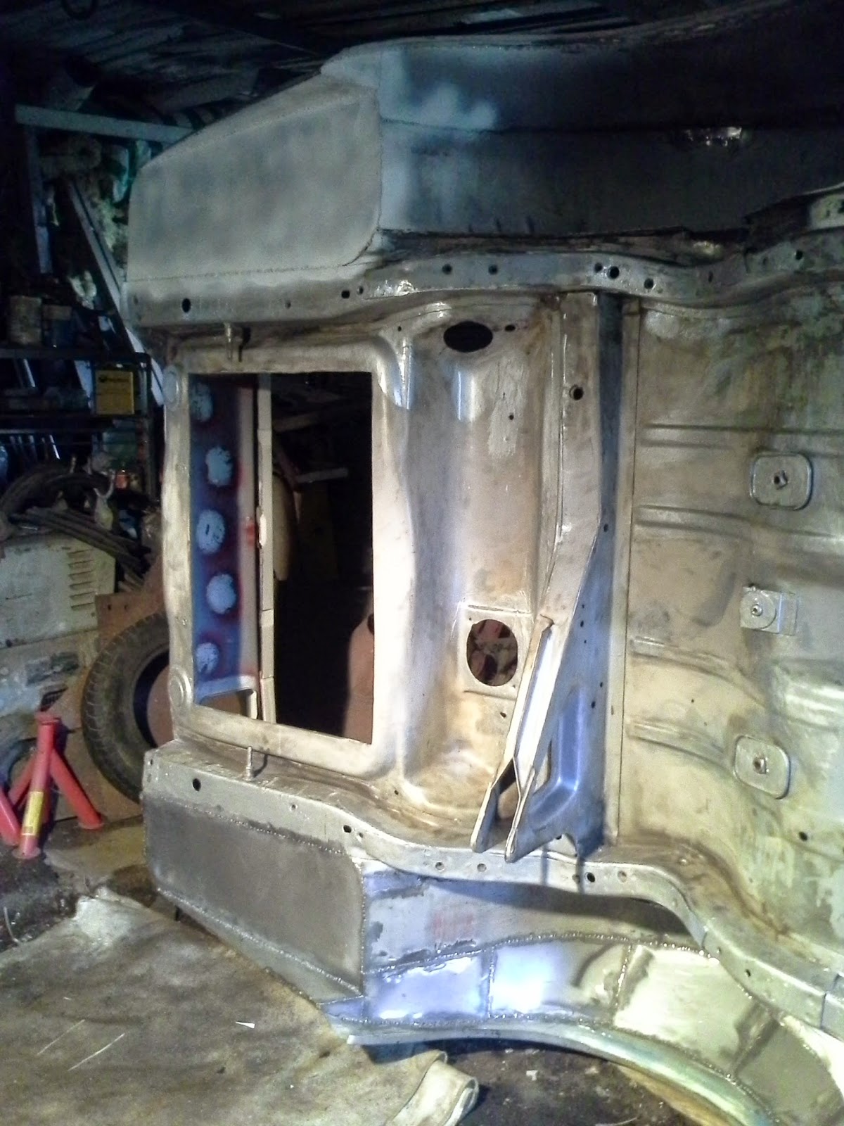 Volvo 240 24v VARARENGASKUILUT / SPARE TIRE WELLS