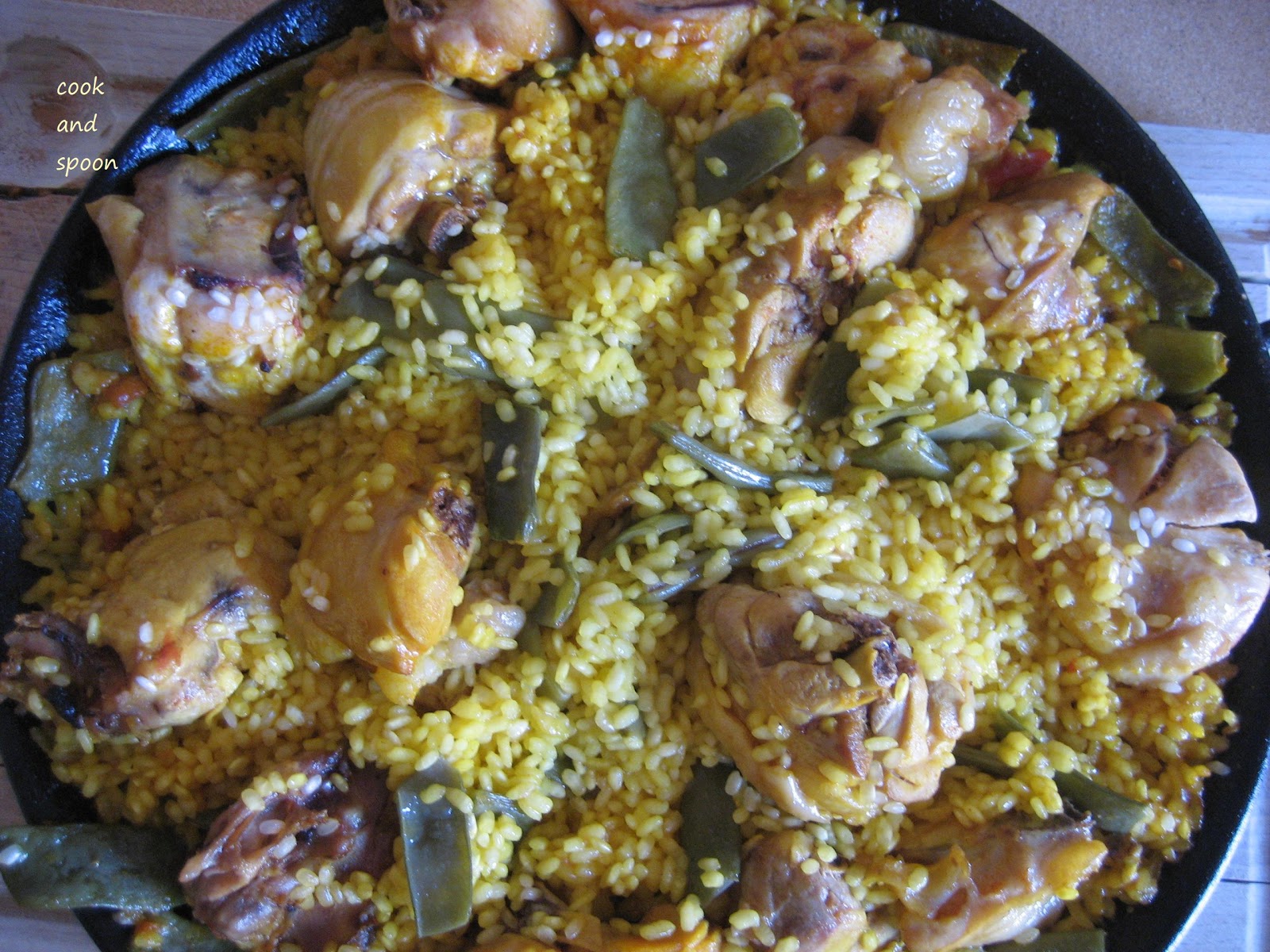 Cook & Spoon PAELLA DE POLLO Y CONEJO