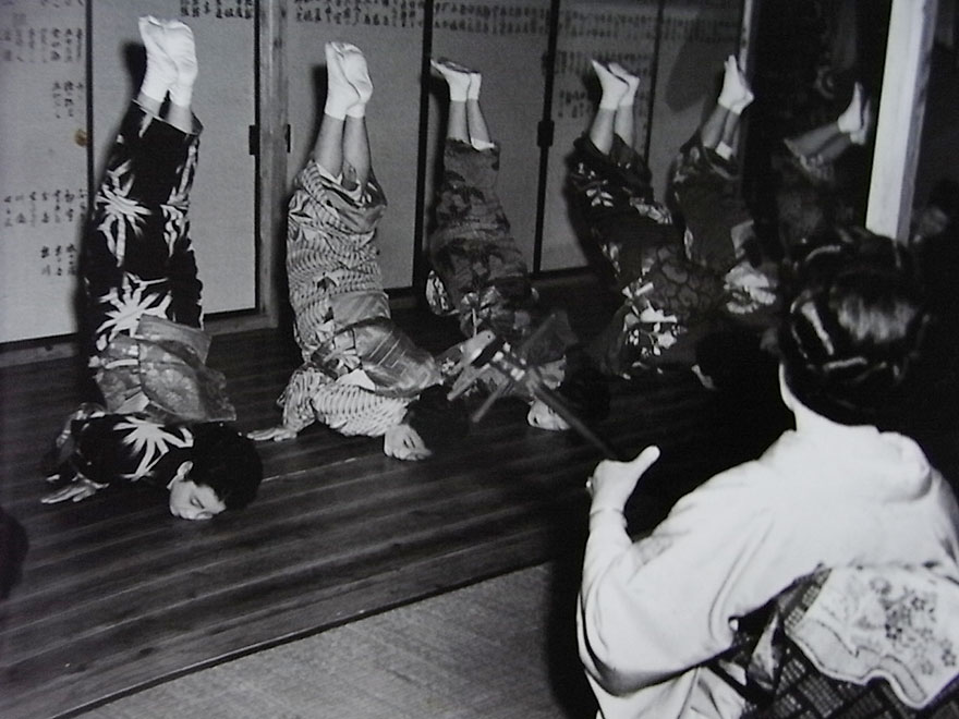 Geisha School, 1951 - Japan’s First Woman Photo-Journalist, Still Shooting At The Age Of 101, Reveals Her Secret Geisha School, 1951 - Japan’s First Woman Photo-Journalist, Still Shooting At The Age Of 101, Reveals Her Secret