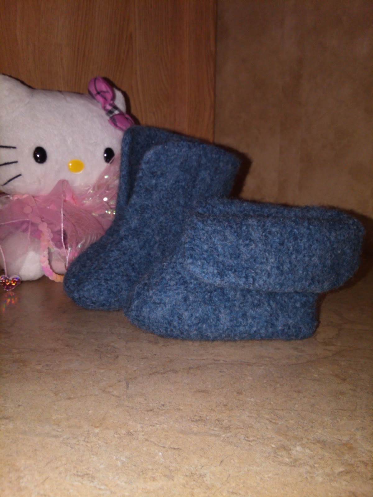 3 knitting sisters: Knit felt baby booties from Baby Drops.