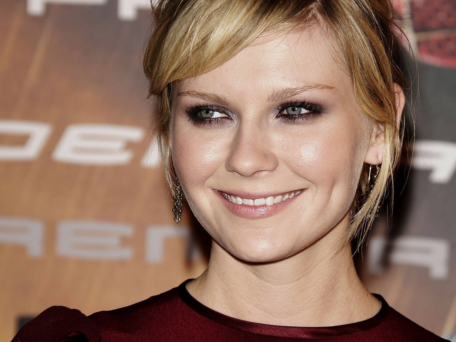 http://4.bp.blogspot.com/-WgNJenNVB-0/ToybFkg1-aI/AAAAAAAAFTA/Vta-ZeLBjEk/s1600/Kirsten%20Dunst%2015.jpg