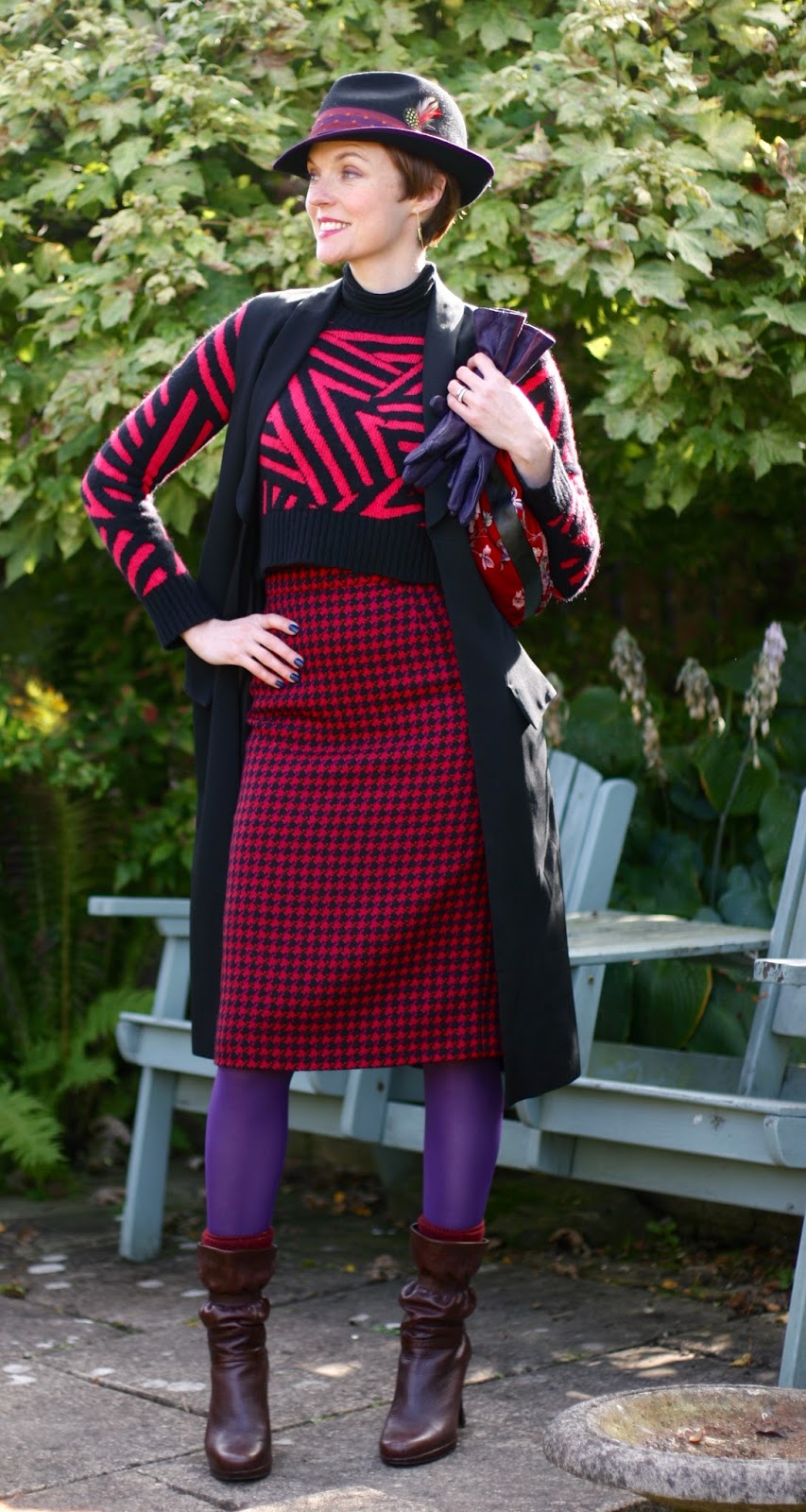 How to wear coloured tights Vintage pencil skirt & Cropped top