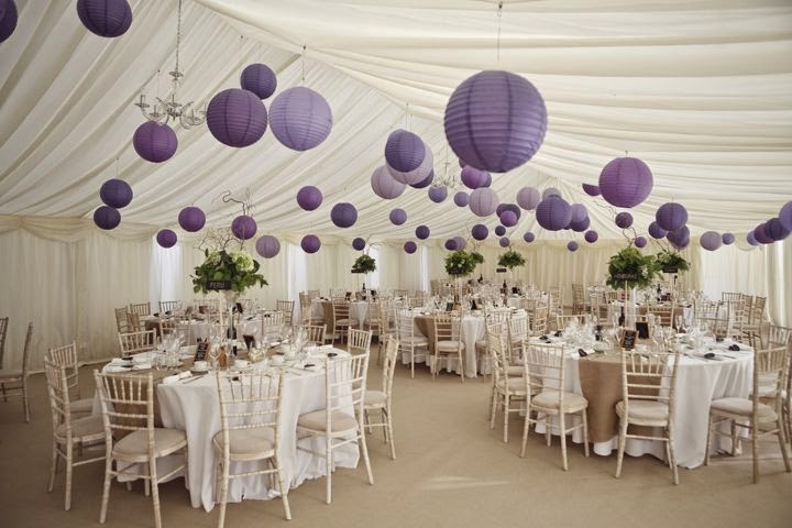 Déco Mariage Blanc & Lilas (c)Pinterest chaises Naopoléon suspension boules japonaise papier violet lilas