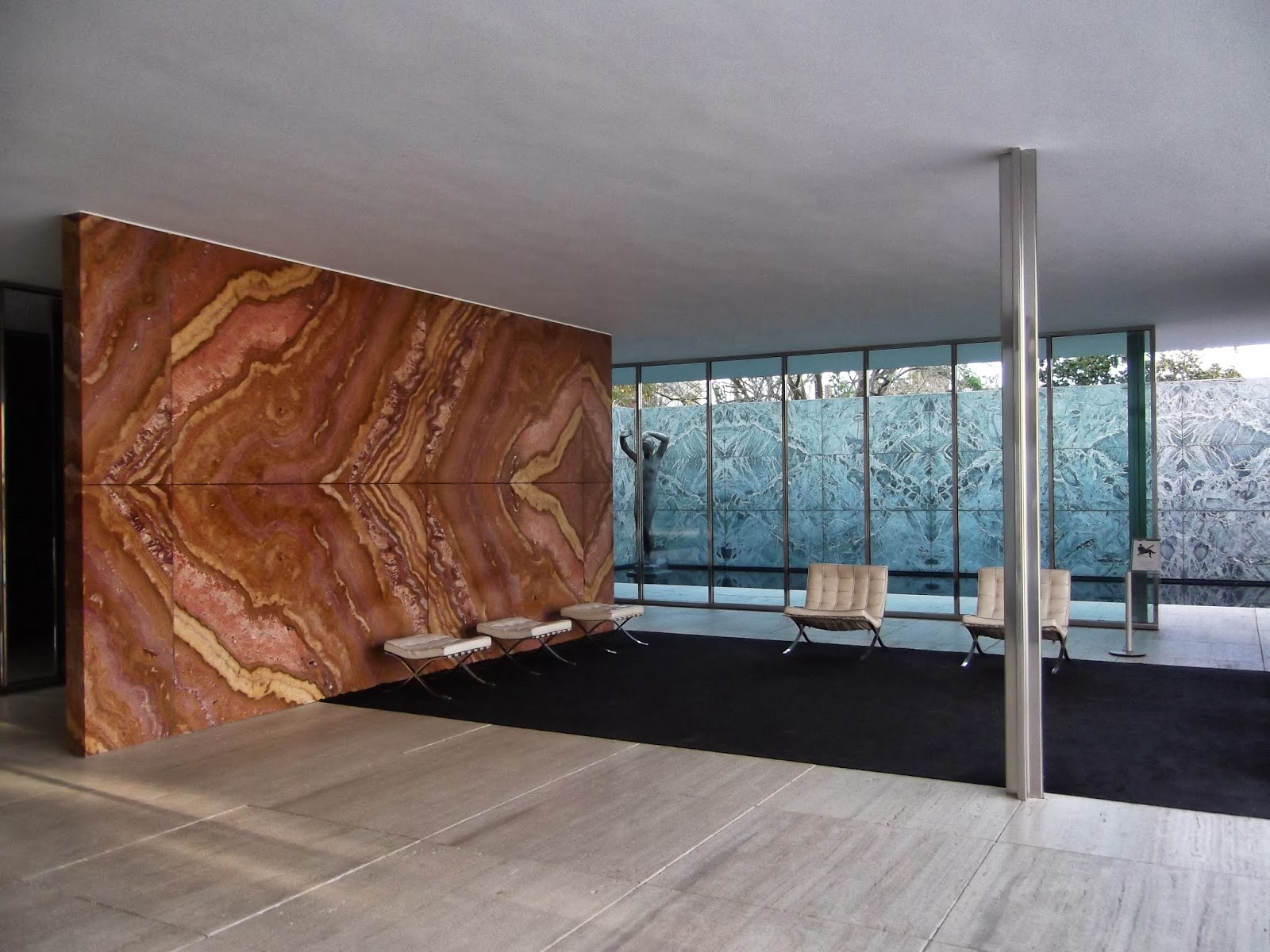 Proyectando Luces y Sombras: Pabellón de Barcelona