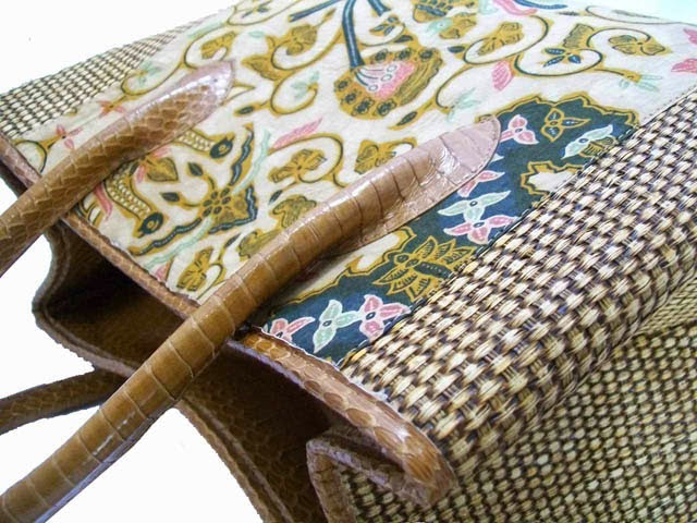 Tas Cantik Motif Batik Lawasan kombinasi dengan tikar Tas Cantik Motif Batik Lawasan kombinasi dengan tikar