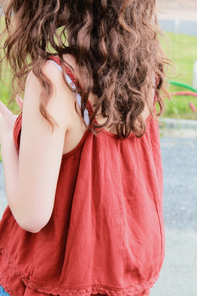 look-mode-rouge-débardeur