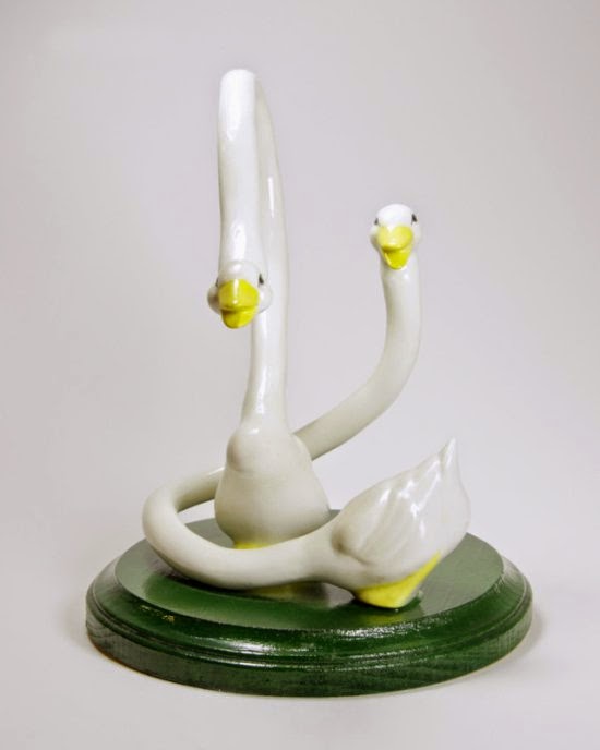 As surreais esculturas com animais híbridos de porcelana de Debra Broz Debra Broz esculturas porcelanas cerâmica surreais kitsch animais modificados vintage