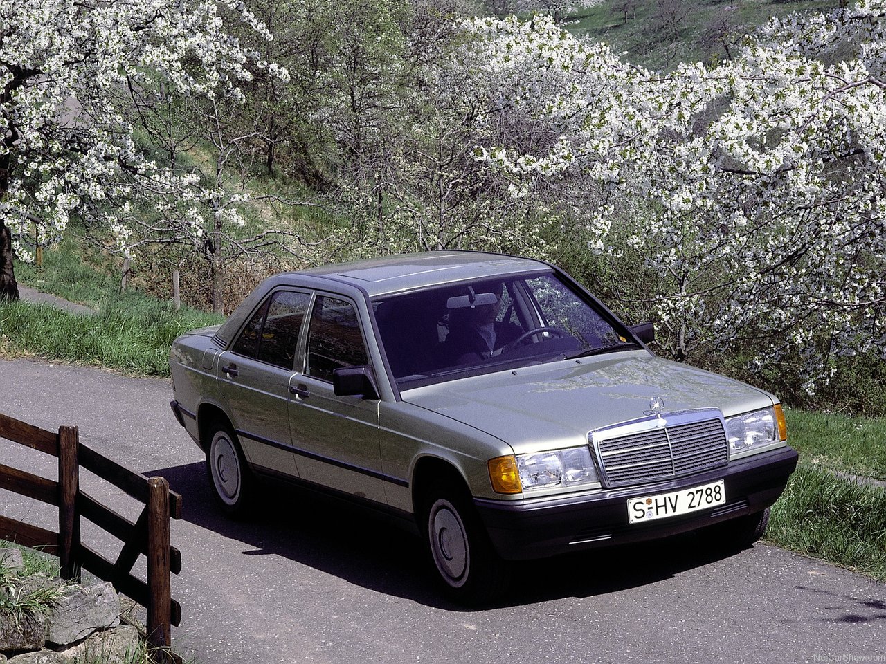 http://4.bp.blogspot.com/-Wly4Q8IoxAw/UUOH7LmDR_I/AAAAAAAAEdQ/zra2S80ovnQ/s1600/Mercedes-Benz-190E_1984_1280x960_wallpaper_0a.jpg