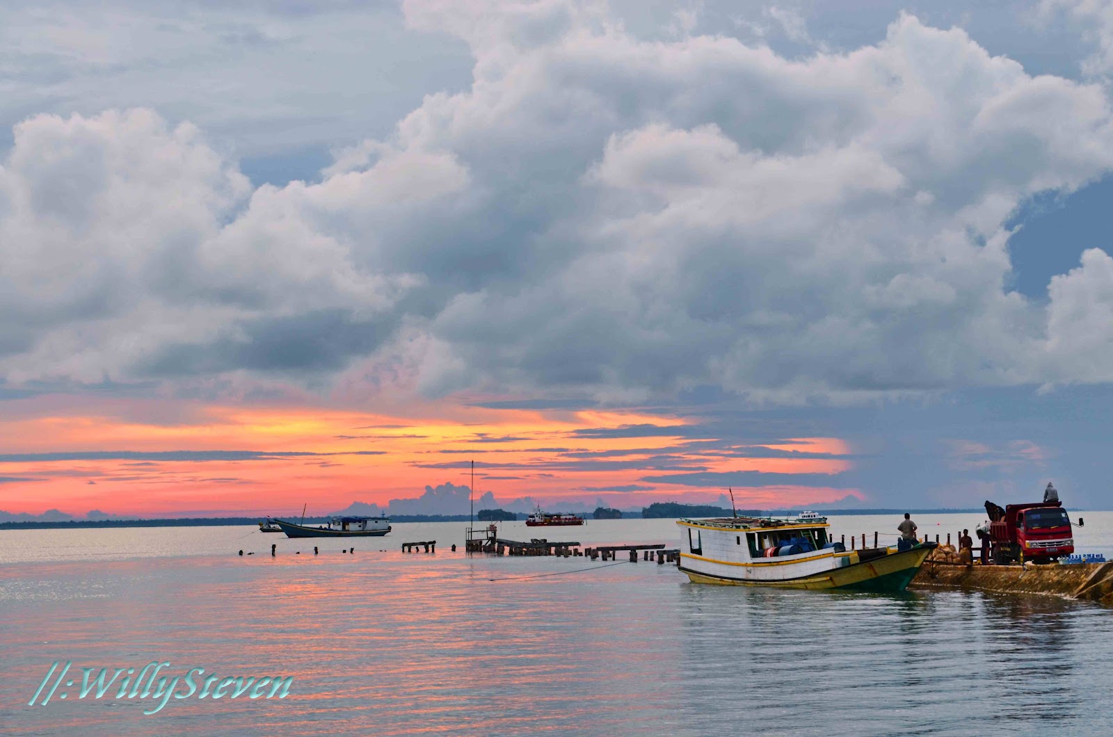 TravellerMeds: Senja di Kaimana [ Photo Gallery ]