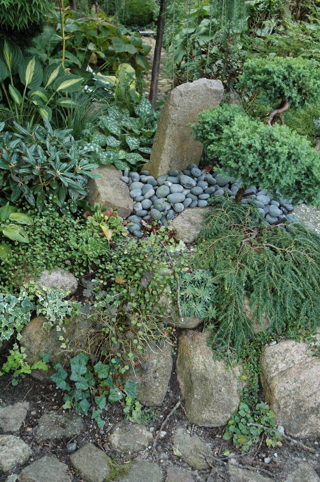 Havetid: granitsten mellem havens planter.