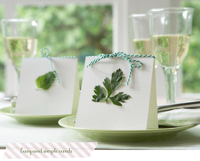 Una mesa fresca decorada con flores y hierbas