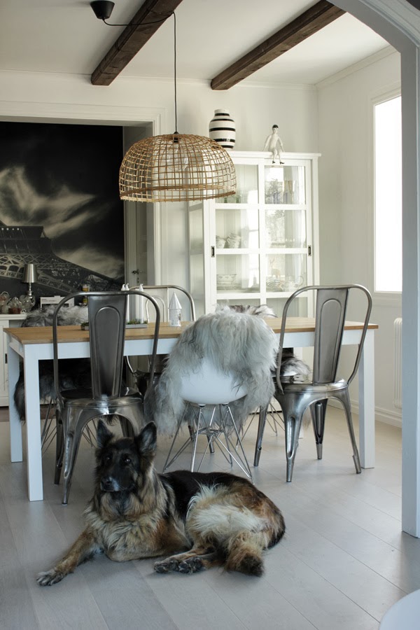 Svart, vitt & rött: före och efterbilder på matsalen/köket