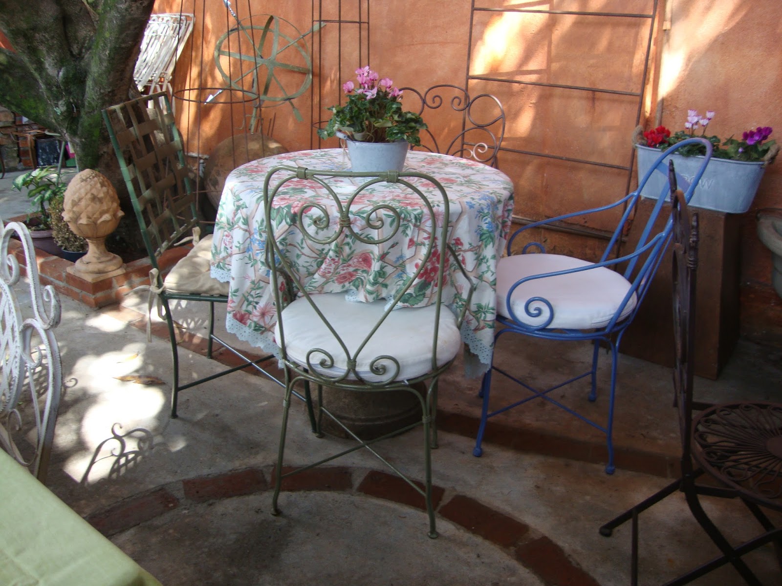 decoracao ferro jardim: Serralheria de Charme: Móveis de Ferro para almoçar no seu jardim decoracao ferro jardim: Serralheria de Charme: Móveis de Ferro para almoçar no seu jardim