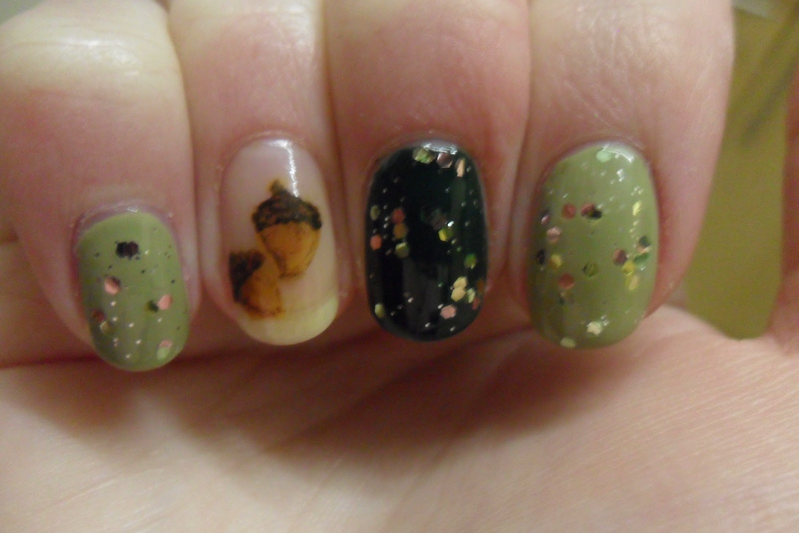 Sara Fisk; Nail Art Squirrel & acorn nails part 1