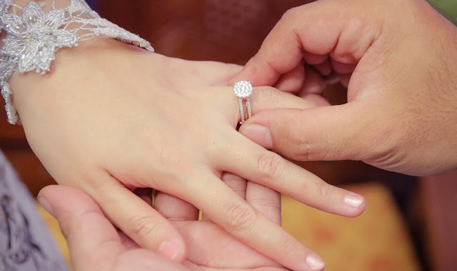 Makin Gila, Trend Permak Jari Tangan Untuk Dapatkan Foto Cincin Pernikahan Lebih Maksimal