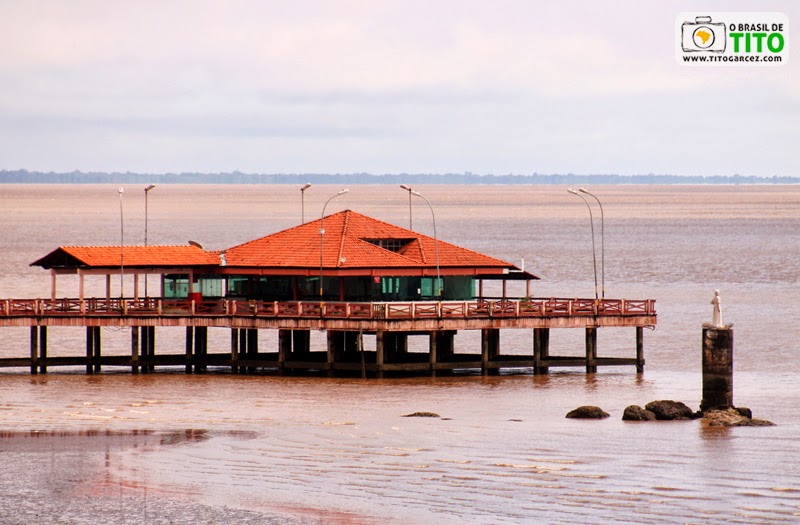 Rio Amazonas, Trapiche Eliezer Levy e Estátua de São José a partir da Fortaleza de São José de Macapá, no Amapá - Por Tito Garcez Rio Amazonas, Trapiche Eliezer Levy e Estátua de São José vistos partir da Fortaleza de São José de Macapá, no Amapá