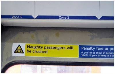 Los pasajeros traviesos serán aplastados pegatinas bromistas en el metro de Londres