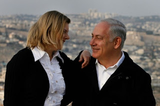 Netanyahu avec sa femme Benjamin Netanyahu est au centre d’un nouveau scandale en Israël.