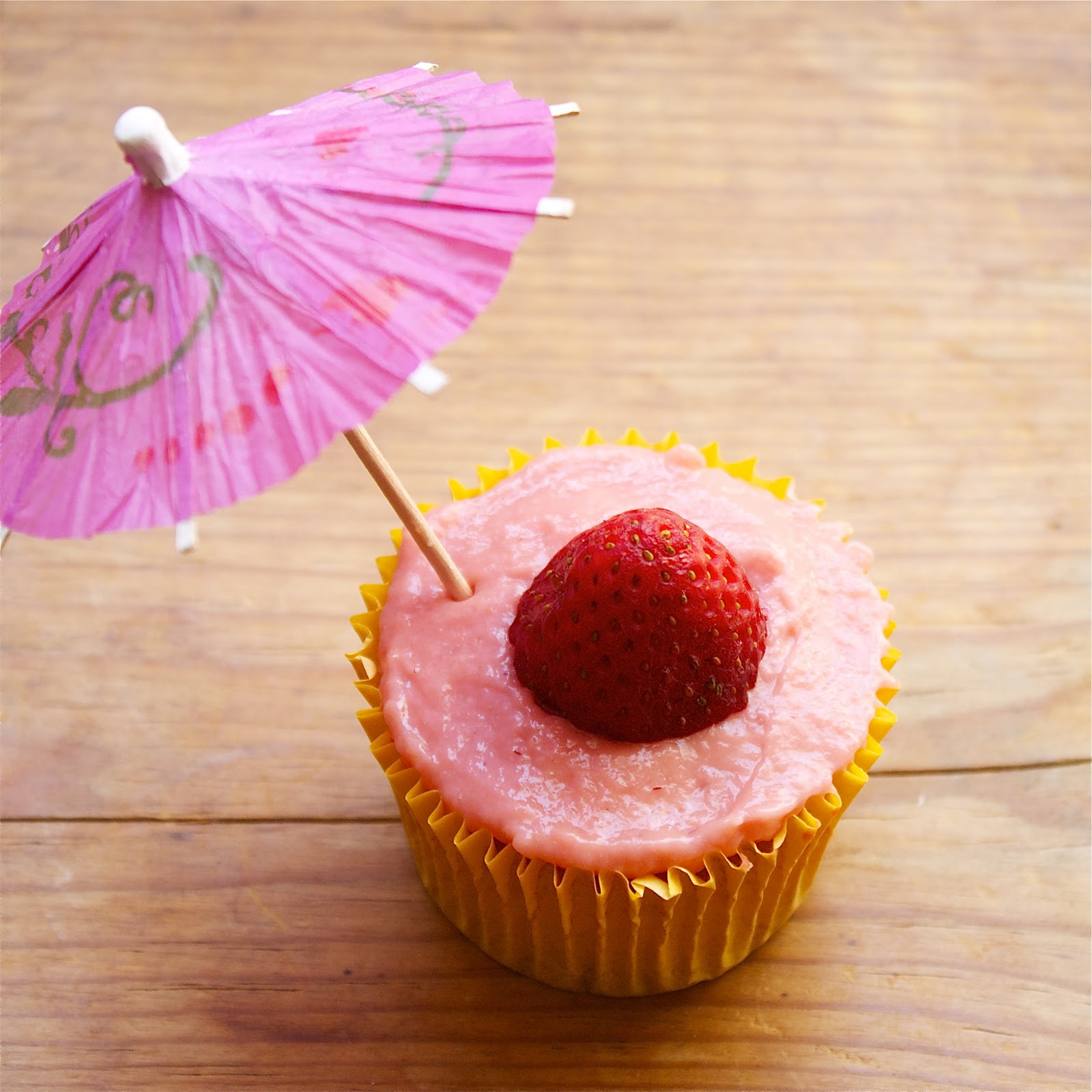 CosmoCookie Strawberry Daiquiri Cupcakes