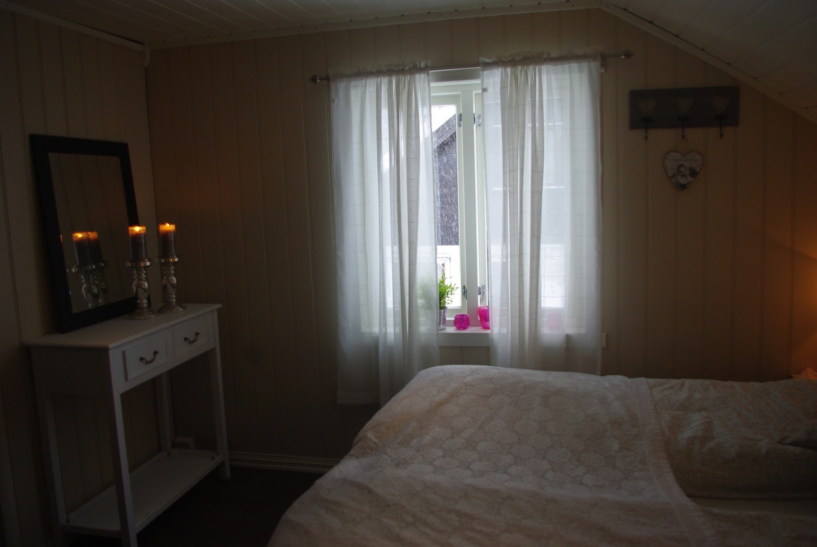 Soverom med skrÃ¥tak – astric