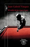 Sinopsis: Tan pronto conoce a Ricardo Laverde, el joven Antonio Yammara comprende que en el pasado de su nuevo amigo hay un secreto, o quizá varios. Su atracción por la misteriosa vida de Laverde, nacida al hilo de sus encuentros en un billar, se transforma en verdadera obsesión el día en que éste es asesinado.Convencido de que resol ver el enigma de Laverde le señalará un camino en su encrucijada vital, Yammara emprende una investigación que se remonta a los primeros años setenta, cuando una generación de jóvenes idealistas fue testigo del nacimiento de un negocio que acabaría por llevar a Colombia y al mundo al borde del abismo. Años después, la exótica fuga de un hipopótamo, último vestigio del imposible zoológico con el que Pablo Escobar exhibía su poder, es la chispa que lleva a Yammara a contar su historia y la de Ricardo Laverde, tratando de averiguar cómo el negocio del narcotráfico marcó la vida privada de quienes nacieron con él.El ruido de las cosas al caer es la historia de una amistad frustrada. Pero es también una doble historia de amor en tiempos poco propicios, y también una radiografía de una generación atrapada en el miedo, y también una investigación llena de suspense en el pasado de un hombre y el de un país Portada "El Ruido de las cosas al caer", novela