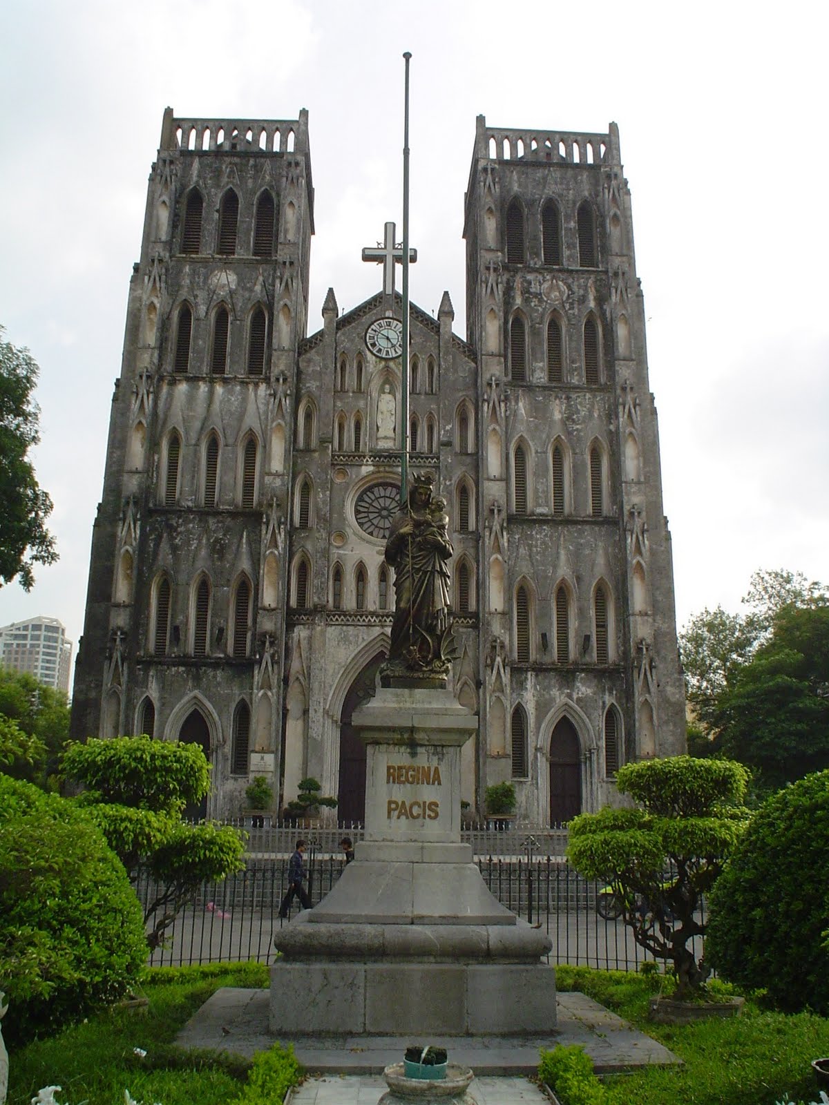 Le choix de Saint Michel comme saint patron des parachutistes . Catedral_San_Jose_de_Hanoi_Vietnam