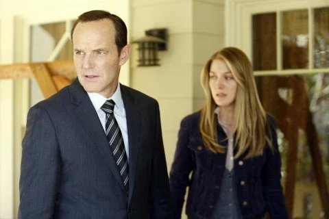 PHIL COULSON (CLARK GREGG) Y HANNAH (LAURA SEAY)