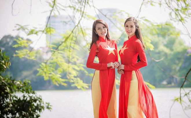 Người đẹp Việt mặc áo dài cờ đỏ sao vàng
