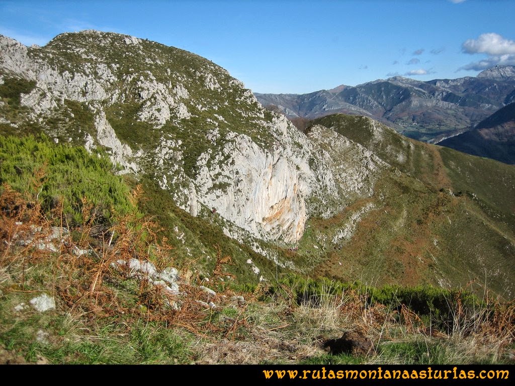 Ruta Cuyargayos: Vista del cresterío del Cuyargayos. Ruta Cuyargayos: Vista del cresterío del Cuyargayos.