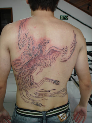 Tatuagem com Traçado Fênix nas costas