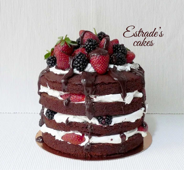 tarta desnuda de chocolate y nata con frutos rojos 1