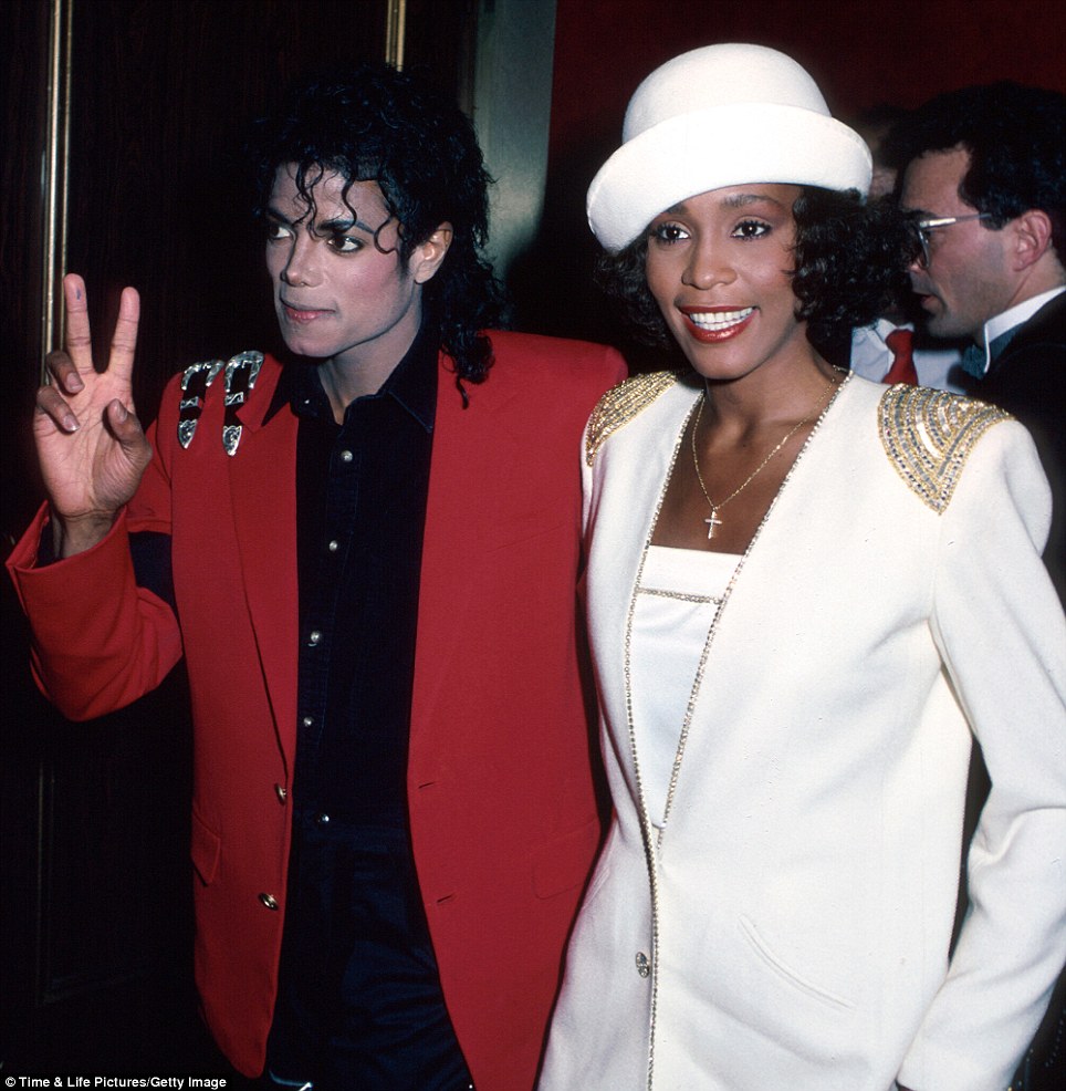 Les dix dernières années de sa vie sont marquées par la consommation de drogue et des cures de désintoxication. Whitney Houston continue de faire la Une de