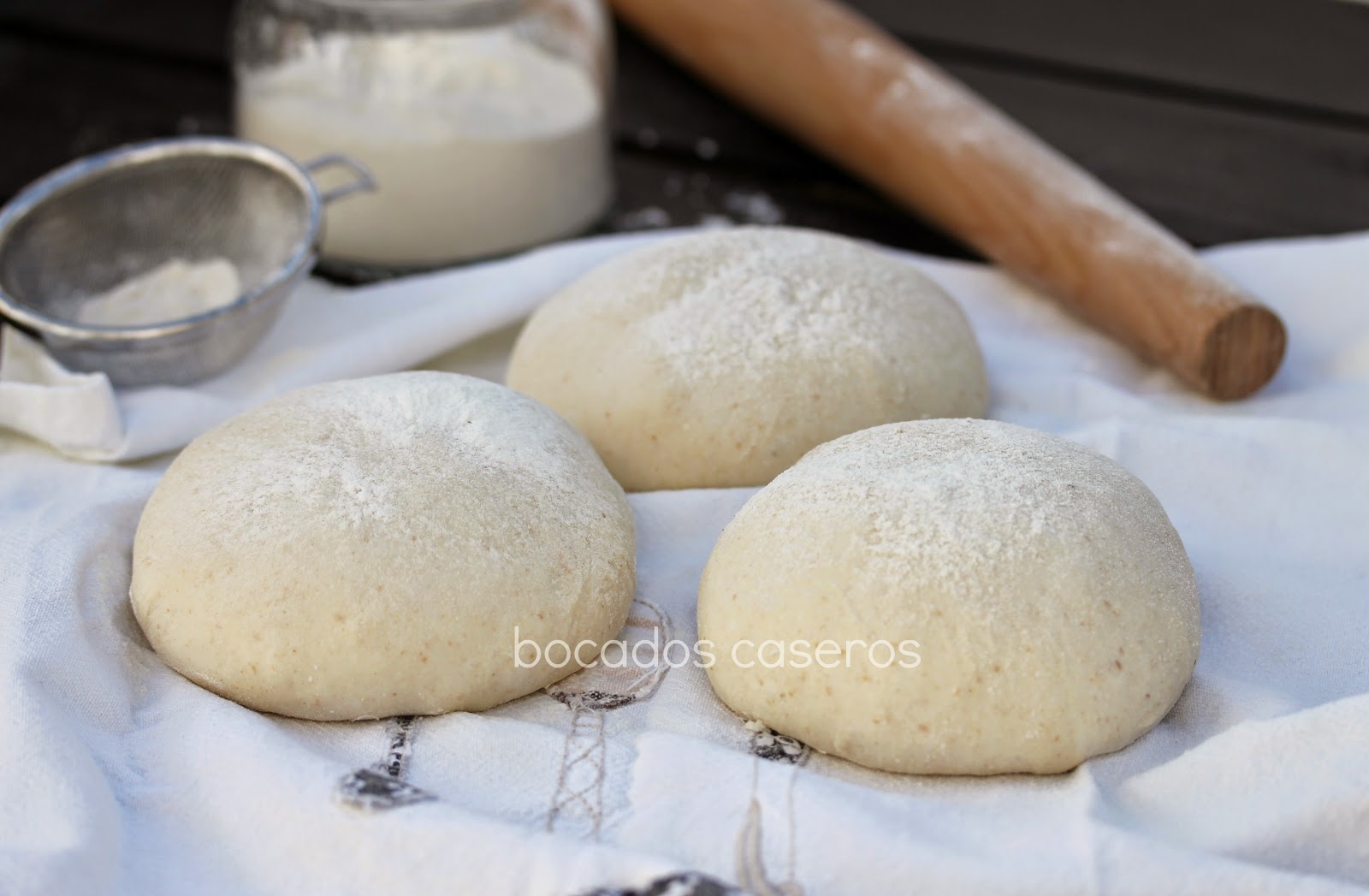 Bocados Caseros Cómo hacer masa de pizza Italiana fina y crujiente