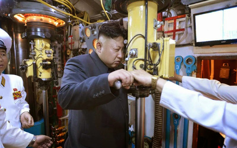النشاطات العسكريه للزعيم الكوري الشمالي كيم جونغ اون .......متجدد  Kim+Jong-un+inspects+old+North+Korean+Navy+submarine+1