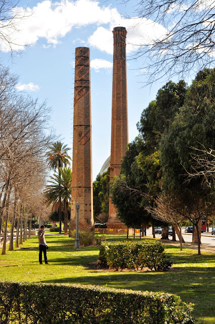 València, arena y cal: Chimeneas industriales de ladrillo.