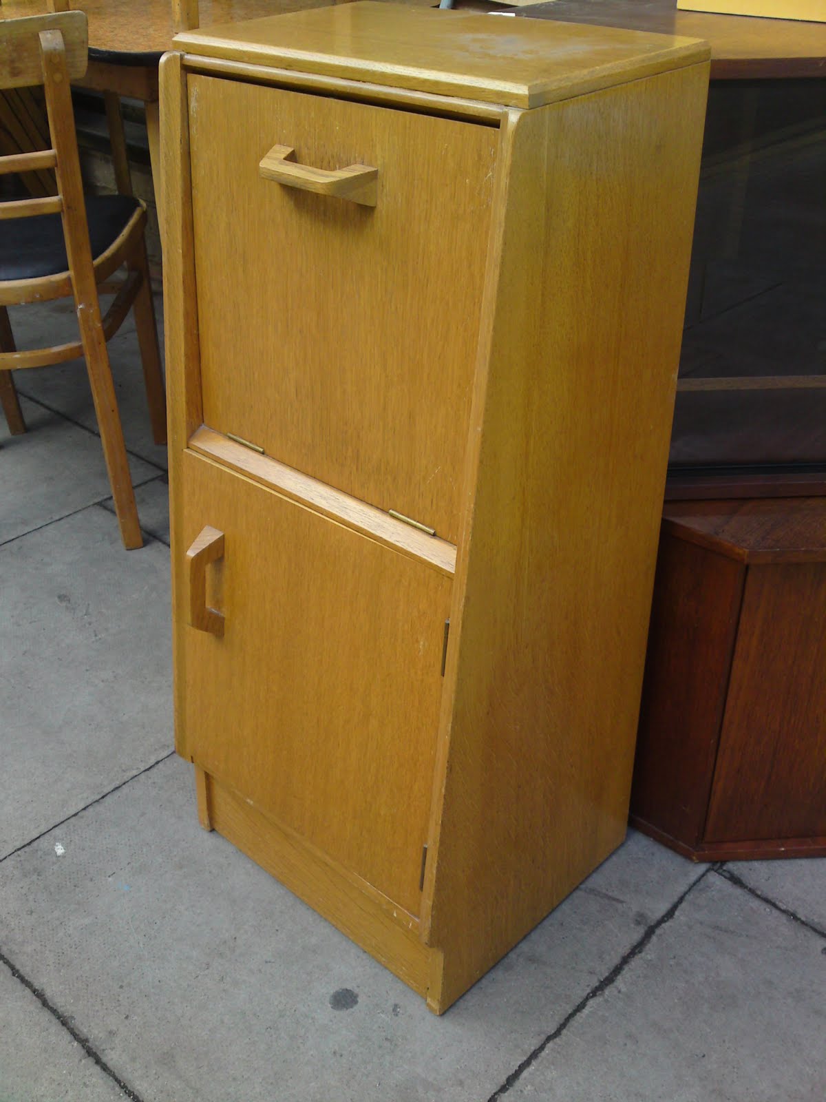 1970s kitchen cabinets Posted by Gazelle Speed Vintage at 13:10 No comments: