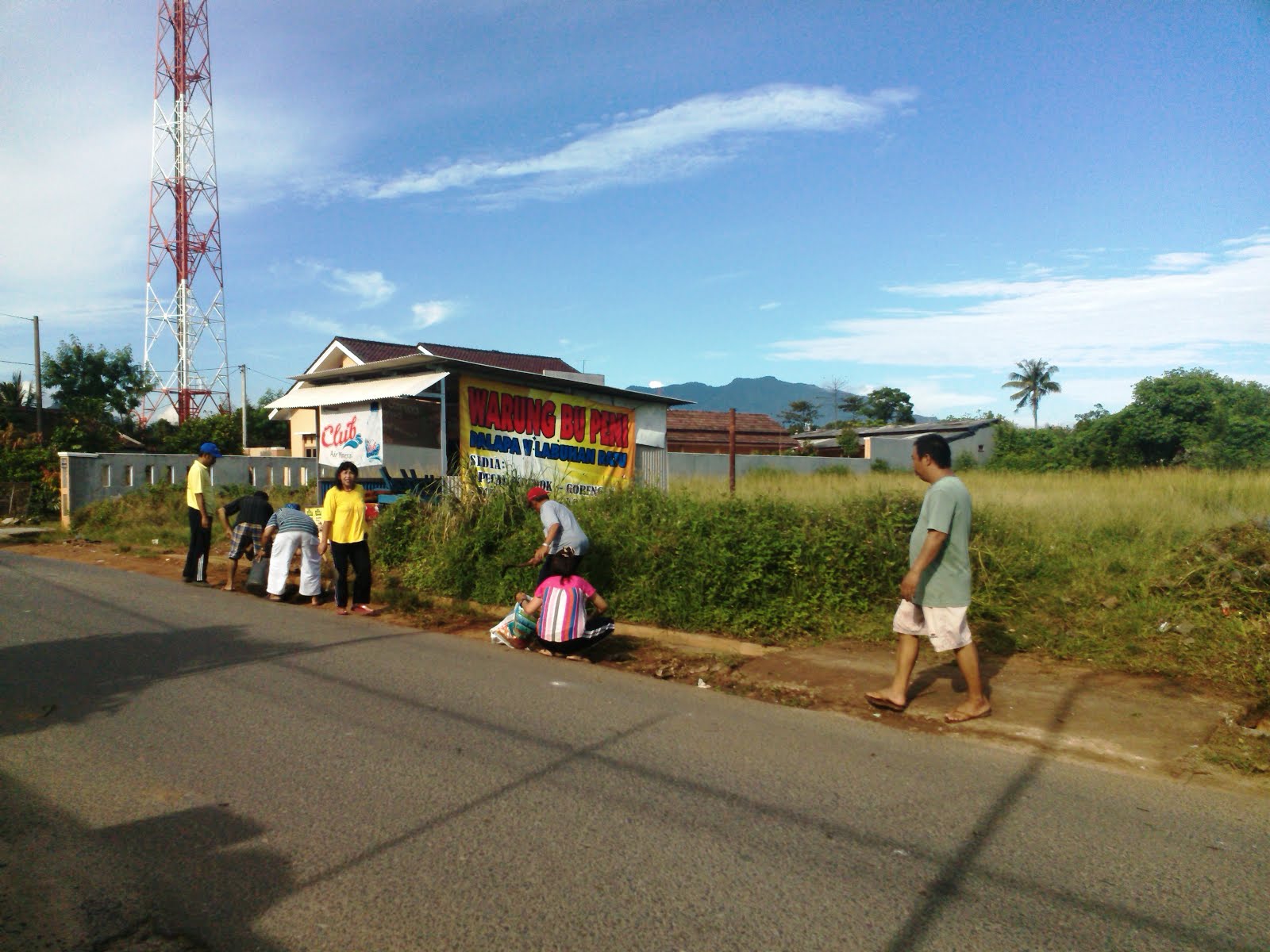 Kerja bhakti gotong-royong kebersihan Jumat Bersih Kel. Labuhanratu