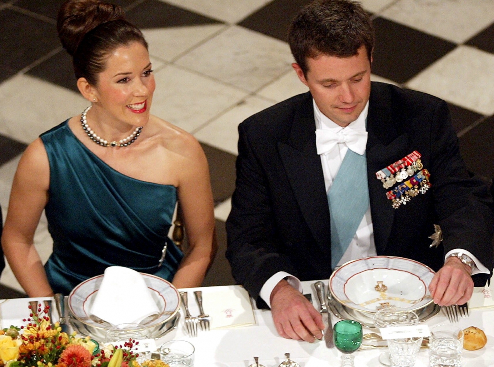 2003-10-08+engagement+state+dinner.+Necklace+gift+from+prince+Henrik.jpg