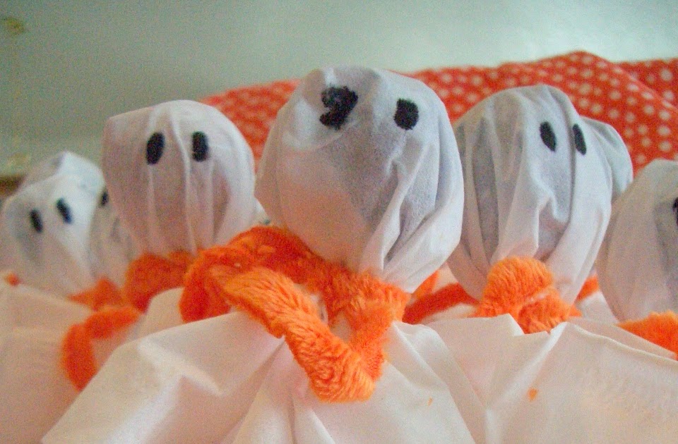 Leesh & Lu's Recipe Box Tootsie Pop Ghosts {in an Egg Carton Graveyard}