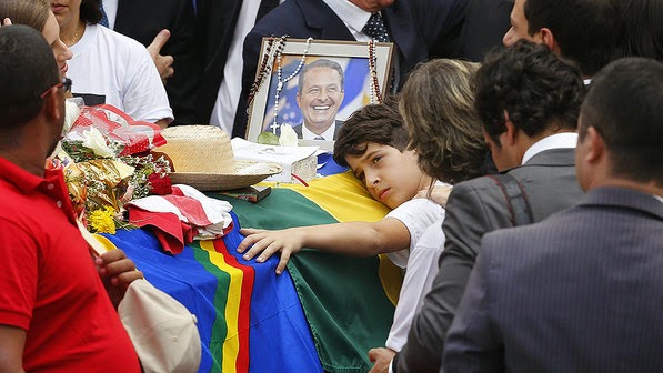 Filho de Eduardo Campos, abraça o caixão do pai, o ex-governador pernambucano