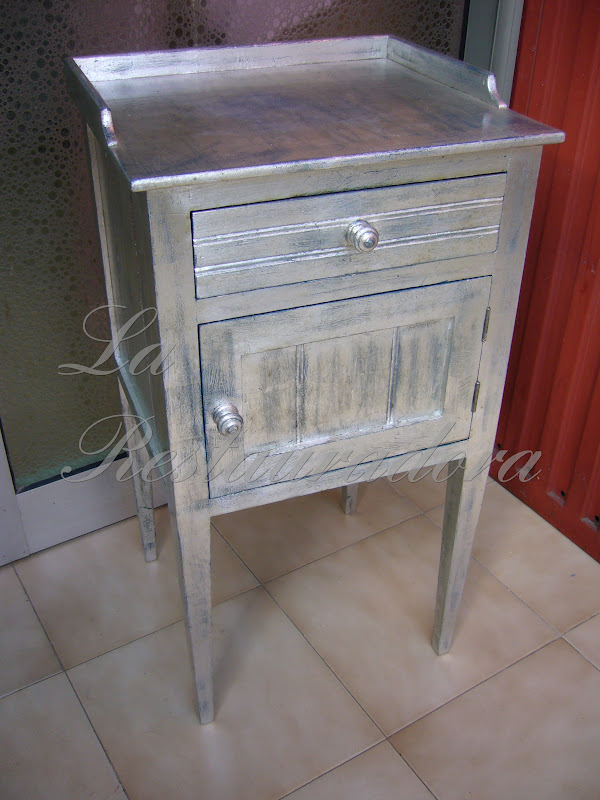 La restauradora: mesa de noche en plata.