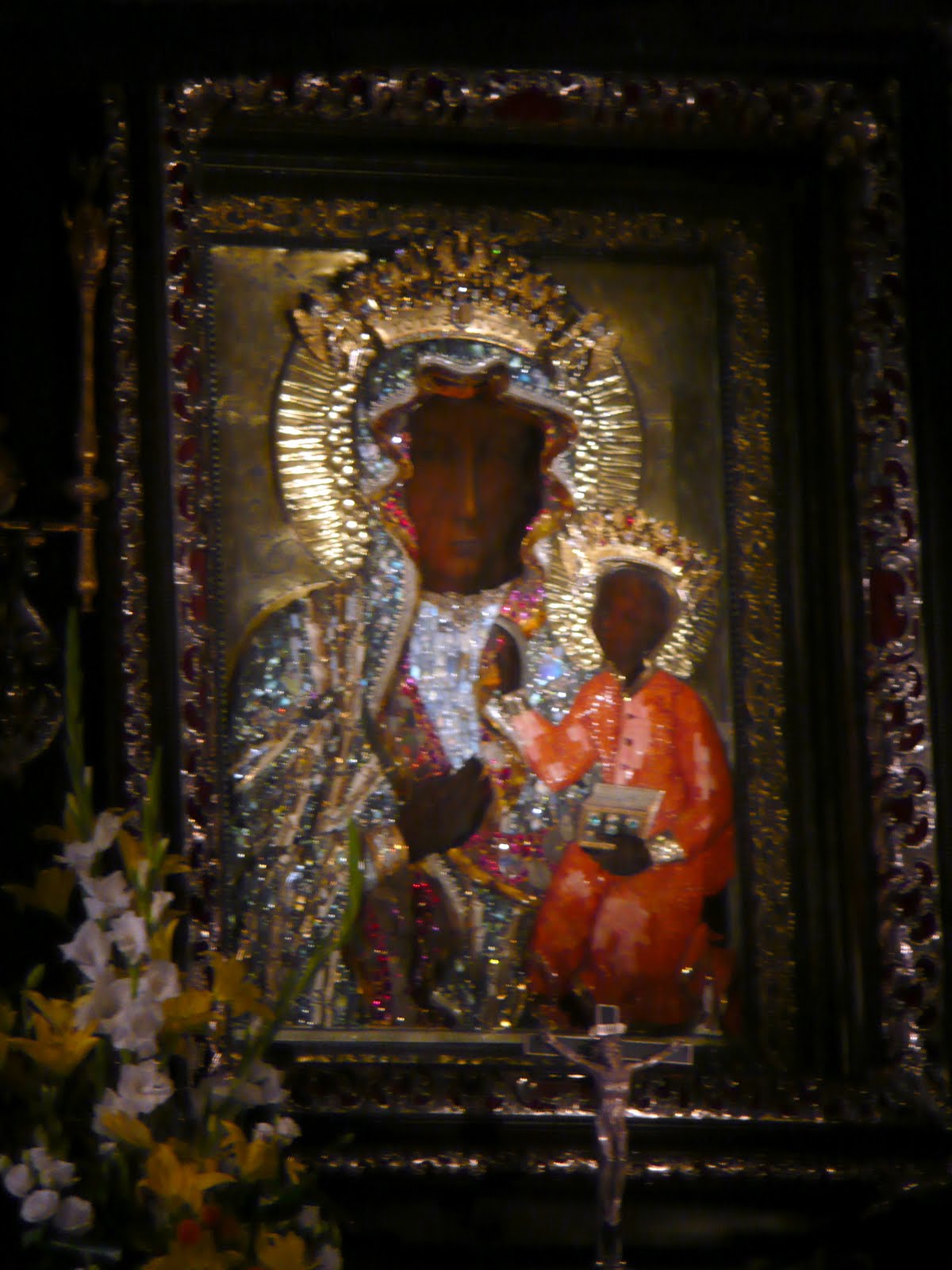 http://4.bp.blogspot.com/-X2KYDIyABak/ThChahenfbI/AAAAAAAAAKk/-2iwu208RnA/s1600/black%2Bmadonna.jpg